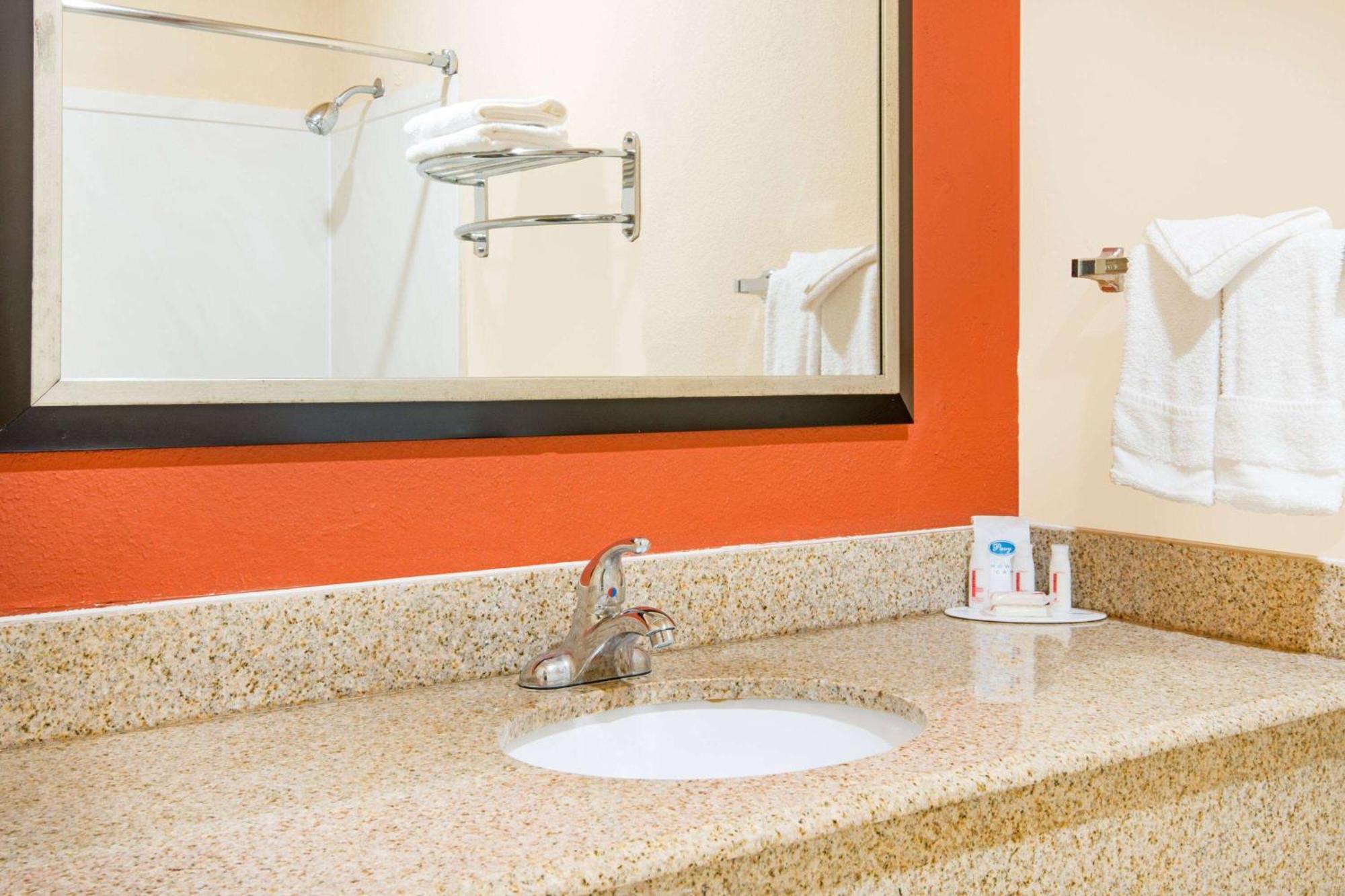 Travelodge By Wyndham Enid Esterno foto